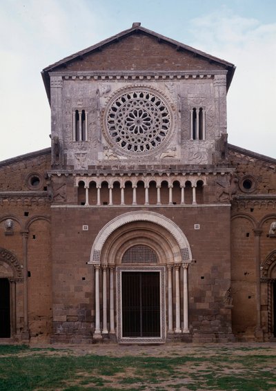 Utsikt over fasaden til kirken San Pietro (ca. 1250, restauree 1870) Tuscania, Italia (Fasade til kirken St Peter (san Pietro), bygget rundt 1250 og restaurert i 1870, Tuscania, Italia) av Romanesque