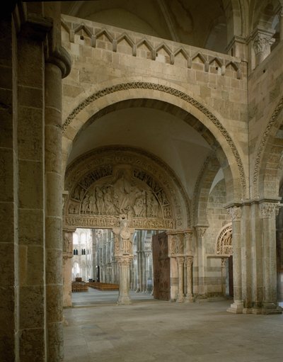 Utsikt over narthexen og den sentrale trommehinnen som representerer oppdraget til apotrene. Basilica of Santa Maria Magdalene (Sainte Marie Madeleine (1096-1106), Vezelay, Yonne av Romanesque
