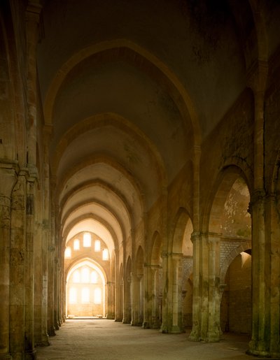 Utsikt over skipet til kirken til cistercienserklosteret grunnlagt på 1100-tallet. av Romanesque