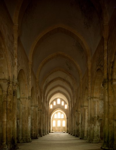 Utsikt over skipet til kirken til cistercienserklosteret grunnlagt på 1100-tallet. av Romanesque