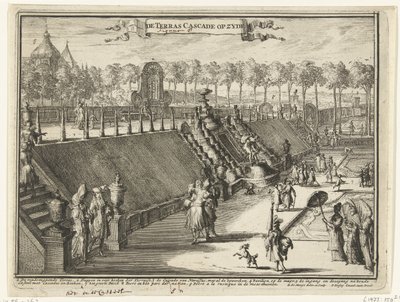 Utsikt (fra siden) av en terrassefoss i parken Paleis Het Loo The Terrace Cascade på siden (tittel på objekt) Utsikt over Paleis Het Loo, de tilhørende bygningene og den tilhørende parken (serietittel) av Romeyn de Hooghe