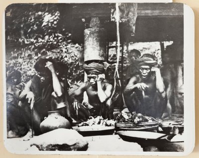 Ifugao-prester under en religiøs seremoni, 1910 (s/hvitt-bilde) av Roy Barton
