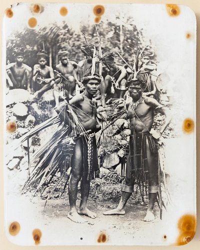To Ifugao kledd for hanekampdans av Roy Barton
