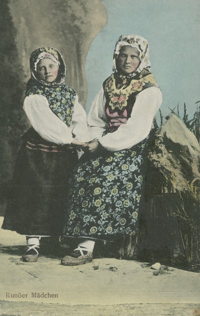 Jenter i latvisk tradisjonell drakt av Russian Photographer