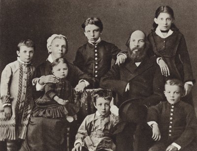 Lenin blant familien hans, Simbirsk, 1879 av Russian Photographer