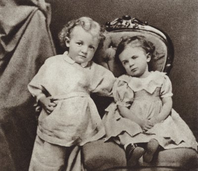 Lenin i en alder av fire og søsteren Olga, Simbirsk, 1874 av Russian Photographer