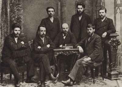 Lenin med en gruppe medlemmer av St Petersburg League of Struggle for the Emancipation of the Working Class, St Petersburg, februar 1897 av Russian Photographer