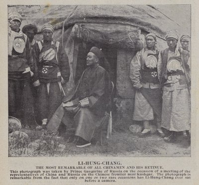 Li-Hung-Chang, den mest bemerkelsesverdige av alle kinesere og hans følge (s/hvitt-bilde) av Russian Photographer