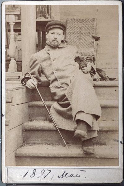 Portrett av Anton Chekhov med hunden sin Hina i mai 1897 på Melikhovo, Chekhov Estate (albuminbilde) av Russian Photographer