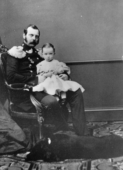 Portrett av keiser Alexander II av Russland (Alexandre II, Alexandre Nikolaievitch Romanov, Alexander II Nikolaevich) (1818-1881) med sønn, storhertug Paul Alexandrovitch av Russland (Pavel Alexandrovitch Romanov) (1860-1919) av Russian Photographer