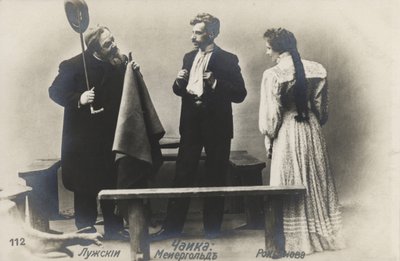 Den russiske skuespilleren Vsevolod Meyerhold (i midten) i rollen som Treplev i Moskvas kunstteatres produksjon av Anton Chekhovs Måken, 1898 av Russian Photographer