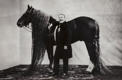 Den russiske sirkusartisten Akim Nikitin med en hest av Russian Photographer