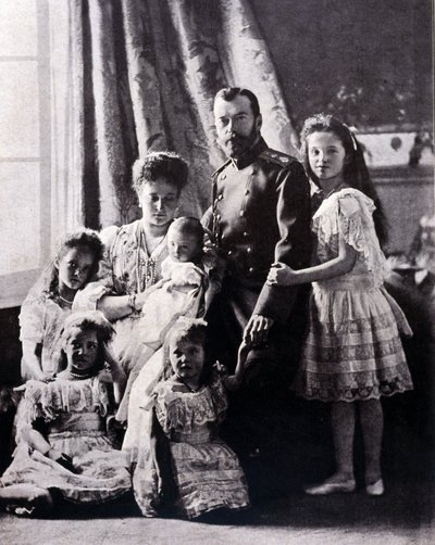 Familien til tsar Nicholas II (1868 - 1918). Fra venstre til høyre: Storhertuginne Tatiana født 11. juni 1897; Storhertuginne Mary født 27. juni 1899; Storhertuginne Alexis født 12. august 1904; Imponer Alexandra Feodorovna; Tsar Nicholas II; Storhertuginn av Russian Photographer