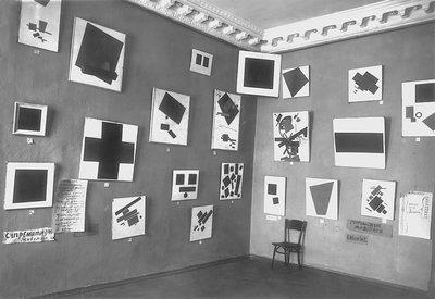 Utsikt over rommet med Malevichs svarte firkant og andre suprematistiske malerier, The Last Futurist Exhibition of Paintings 0.10, Petrograd, vinteren 1915-16 av Russian Photographer
