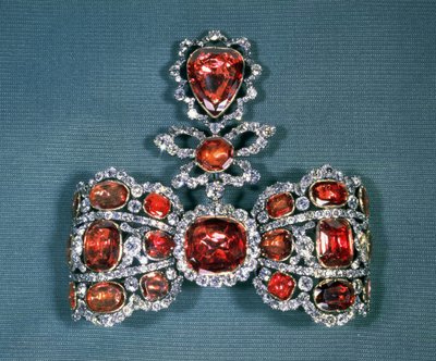 Sløyfebrosje satt med briljantslipte diamanter og spineller, av Pfisterer, 1764 (gull, sølv, diamanter og spineller) av Russian School