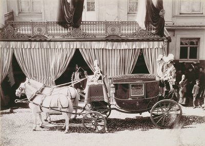Vogn som ankommer bryllupet til tsar Nicholas II (1868-1918) med prinsesse Alexandra av Hessen (1872-1918), ca. 1896 av Russian School