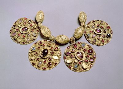 Medaljonger fra Barmy Collar, med filigran- og granuleringsdekor, Rayazan, 1100-tallet (gullsett med juveler og perler) av Russian School