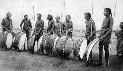 En gruppe masai-krigere i full kamp, 1922. av S. J. Hopper