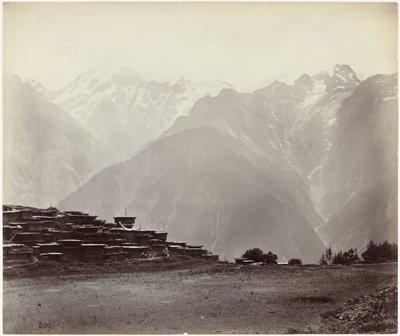 Utsikt over Chini med Himalaya i bakgrunnen Panoramautsikt på Chini (original tittel) av Samuel Bourne (attributed to)