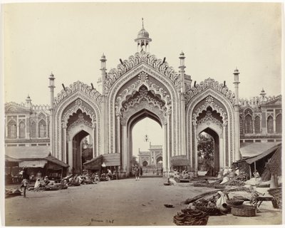 Port for basaren i Hosseinabad, Lucknow Gateway of the Hooseinabad Bazaar (original tittel) av Samuel Bourne (signed by artist)