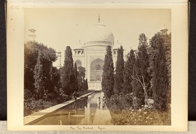 Agra; Taj Mahal sett fra fontenen av Samuel Bourne