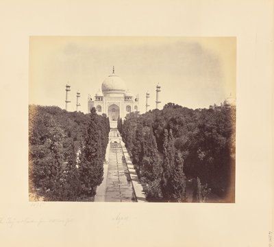 Agra; Taj og hagen sett fra inngangsporten av Samuel Bourne