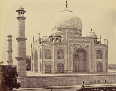 Agra; Taj, sett fra hjørnet av firkanten av Samuel Bourne