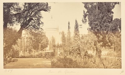 Agra; Der Taj, vom Garten aus av Samuel Bourne