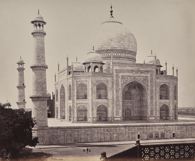Agra. Utsikt over Taj fra et hjørne i firkanten av Samuel Bourne