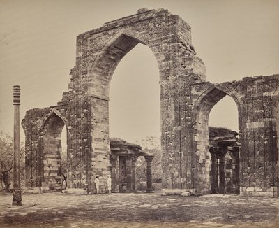 Delhi. Stor bue og jernsøyle nær Qutub Minar, ruinene av gamle Delhi av Samuel Bourne