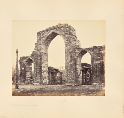 Delhi; Kutub Minar, den store buen og jernsøylen av Samuel Bourne