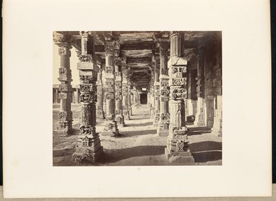 Delhi; Kutub Minar, innvendig utsikt over den østlige kolonnaden av Samuel Bourne