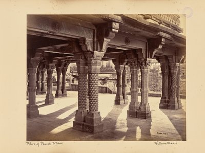Fatehpur Sikri; utskårne søyler i Panch Mahal av Samuel Bourne