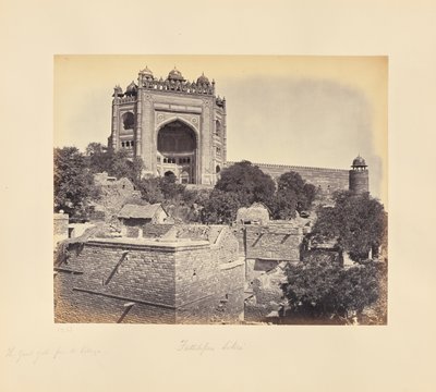 Fatehpur Sikri; den store porten, sett fra landsbyen av Samuel Bourne