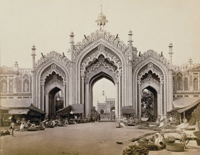 Porten til Hoospinbad Bazaar (sepia-bilde) av Samuel Bourne