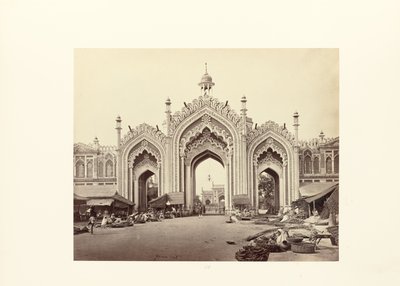 Lucknow; porten til Hooseinabad-basaren av Samuel Bourne