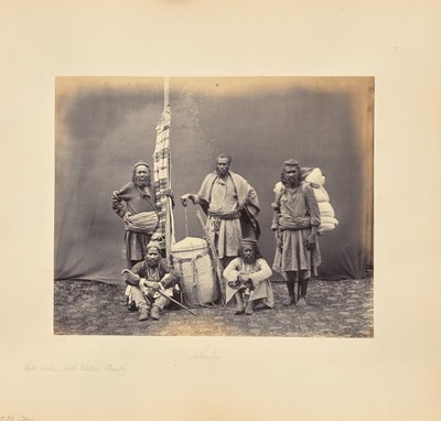 Fjellarbeidere i Shimla med khiltaer og bærestol av Samuel Bourne