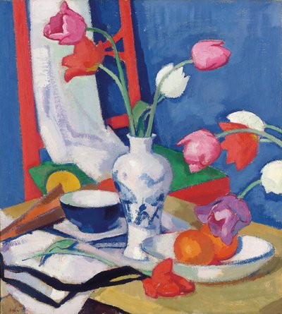 Rød stol og tulipaner, ca. 1919 av Samuel John Peploe