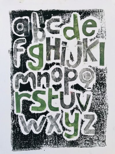 Alfabet, 2020, (monoprint) av Sarah Thompson Engels