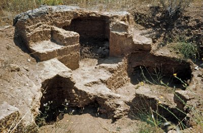 Nuragisk kultur (nuraghi) Sardinsk: ruinene av den førnuragiske byen på det megalittiske området Anghelu Ruju: det sentrale tårnet. 20. århundre f.Kr. Alghero, Sardinia, Italia av Sardinia Nuragic Civilization