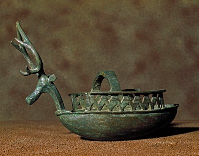 Nuragisk kultur (nuraghi) sardinsk: skulptur i form av en båt med figurer av et hjortehode i bronse. 8.-7. århundre f.Kr. Cagliari, Museo Nazionale Archeologico, Sardinia, Italia av Sardinia Nuragic Civilization
