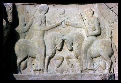 Relieff som viser innføringen av kong Ardashir I (ca. 210-241) grunnlegger av det sassaniske imperiet i det gamle Persia (kalkstein) av Sasanian