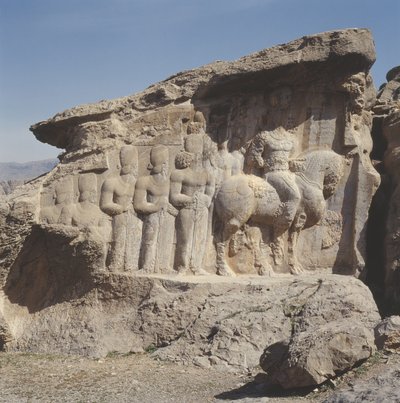 Bergrelieff som viser Shapur I (241–72 e.Kr.) og hans familie med heraldiske emblemer på hattene, med en trespråklig inskripsjon på hesten på gresk, parthisk og mellompersisk av Sasanian