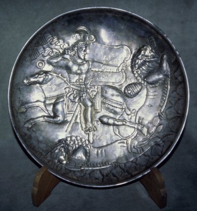 Rett som viser kong Ardashir II (r.379-86), fra Sari, Mazandaran, ca. AD 380 (jaget og innskåret sølv) av Sasanian School