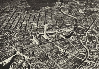 Berlin: Flyfoto av den gamle kjernen; Byen sett fra et fly (s/hv-bilde) av Sasha Stone