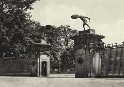Berlin: Charlottenburg Palace, inngang; Charlottenburg Palace, inngang (s/hv-bilde) av Sasha Stone