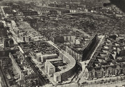 Berlin: Schonlankerstrasse, boligbygg; Bolighus (s/hvitt bilde) av Sasha Stone