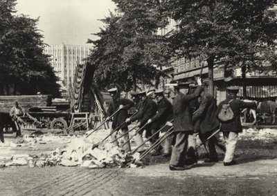 Berlin: Strassenfeger am Wittenberg-Platz; Street Sweepers på Wittenberg Platz (s/hvitt bilde) av Sasha Stone