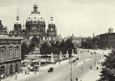 Berlin: Foran Schlossbrucke; Foran Palace Bridge (s/hvitt bilde) av Sasha Stone