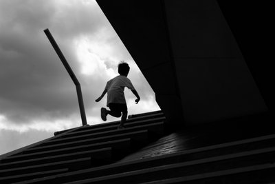 Guttens oppadgående reise av Satoshi Hata